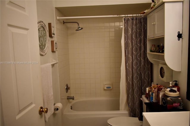 bathroom featuring toilet and shower / bath combo with shower curtain