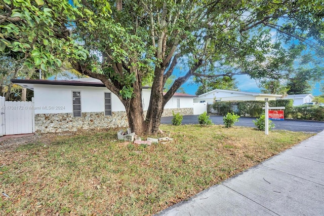 view of front of property featuring a front lawn