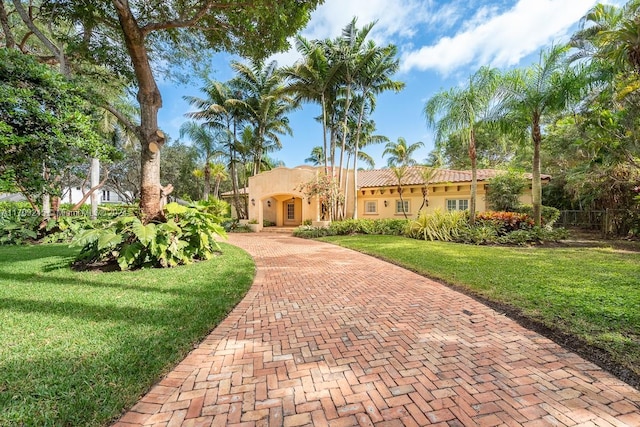 view of front of house featuring a front yard