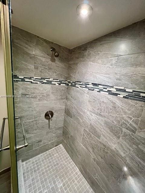 bathroom featuring tiled shower