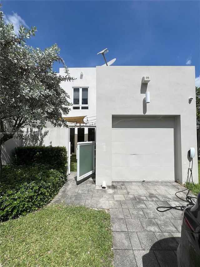 view of front facade featuring a garage