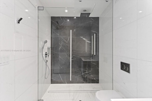 bathroom with toilet and a tile shower