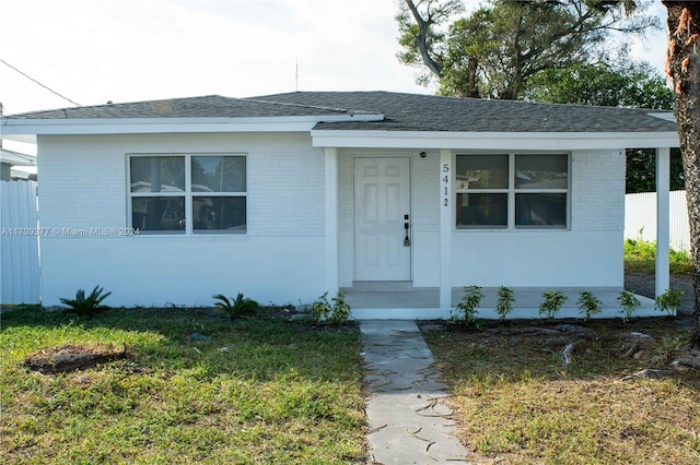 view of front facade with a front yard