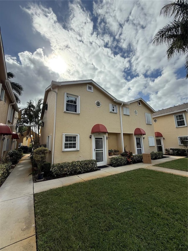 view of front of property featuring a front lawn