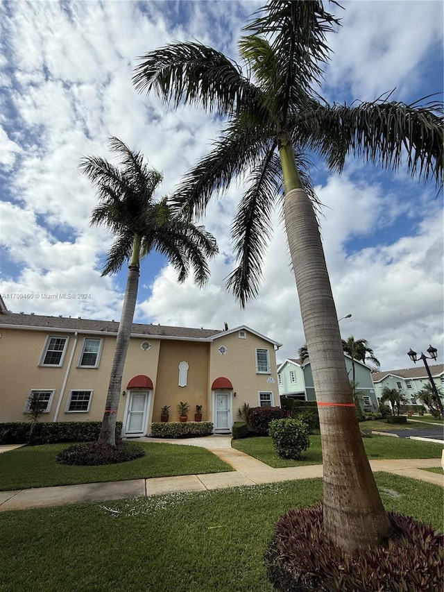 view of front facade featuring a front lawn