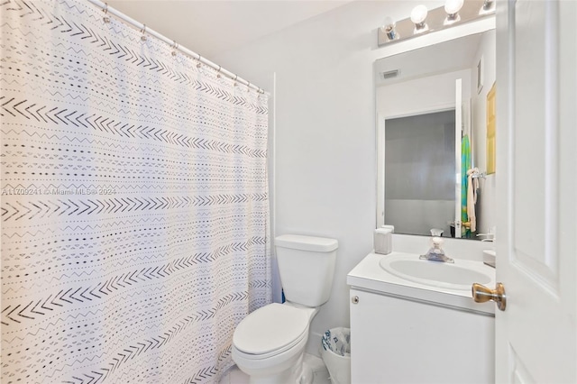 bathroom with a shower with shower curtain, vanity, and toilet