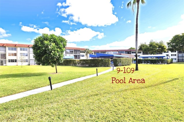 view of property's community featuring a yard