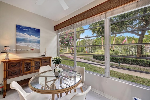 sunroom with ceiling fan