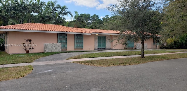 single story home featuring a front lawn