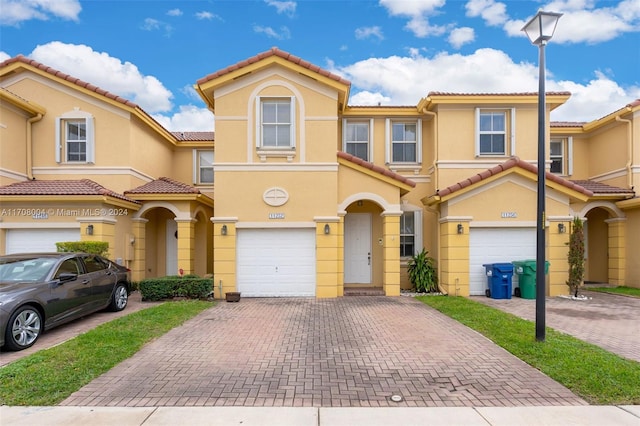 view of front of property featuring a garage