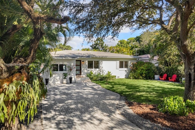 ranch-style house featuring a front yard