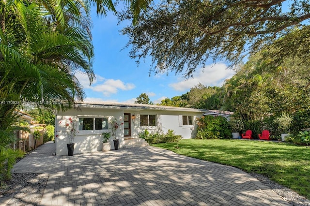 ranch-style home featuring a front lawn