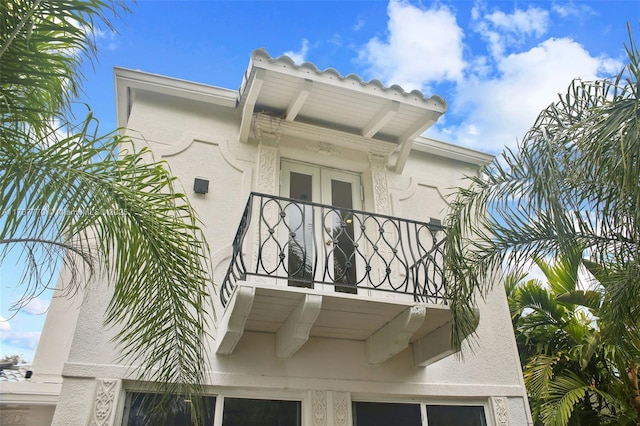 view of side of property featuring a balcony