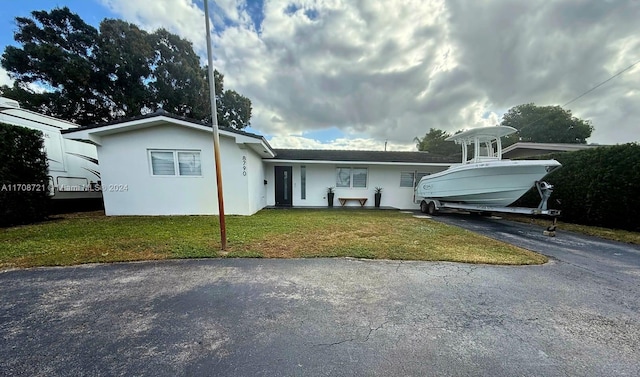 view of front of property featuring a front lawn