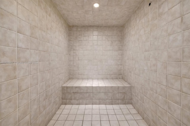 bathroom featuring a tile shower