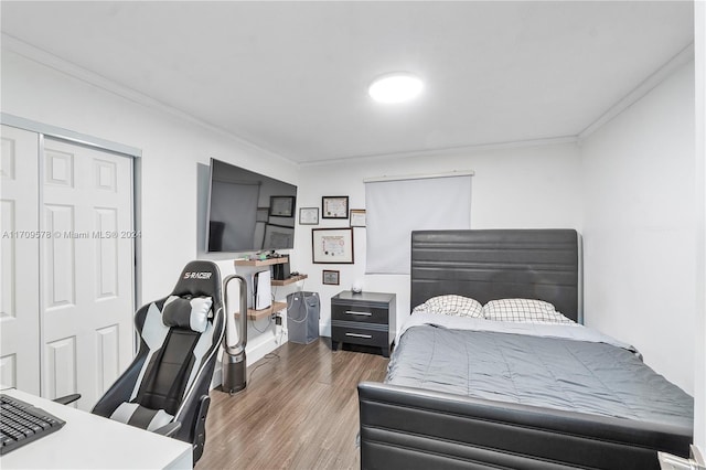 bedroom with dark hardwood / wood-style flooring, a closet, and crown molding