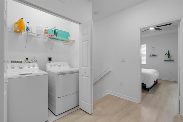 washroom with ceiling fan, washing machine and clothes dryer, and light hardwood / wood-style flooring