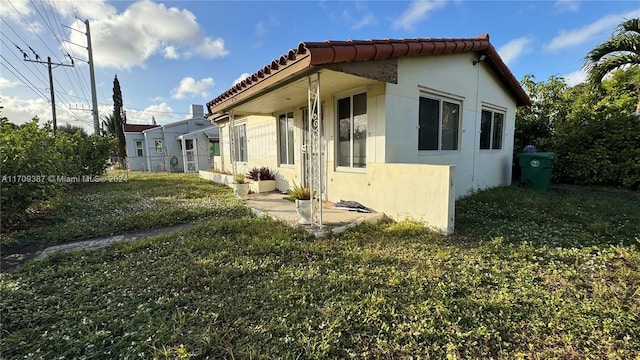 rear view of house featuring a lawn