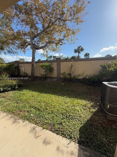 1967 Marsh Harbor Dr Unit 313, Riviera Beach, FL 33404 - view of yard