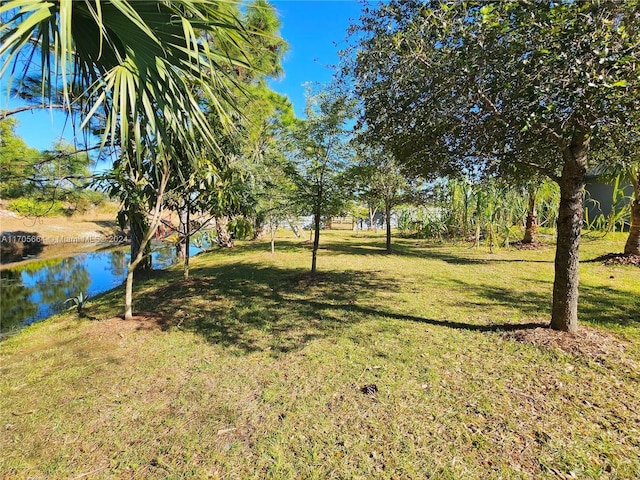 view of yard featuring a water view