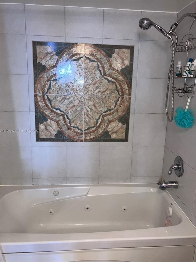 bathroom featuring tiled shower / bath combo