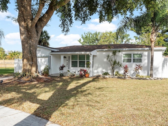 view of front of home featuring a front lawn and a garage