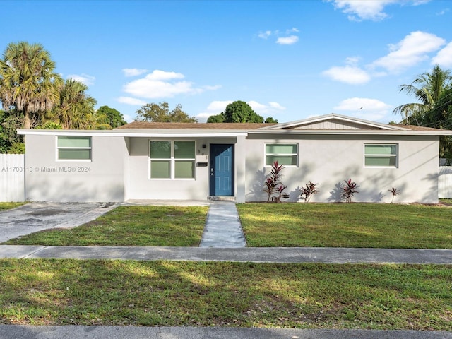 ranch-style home featuring a front lawn