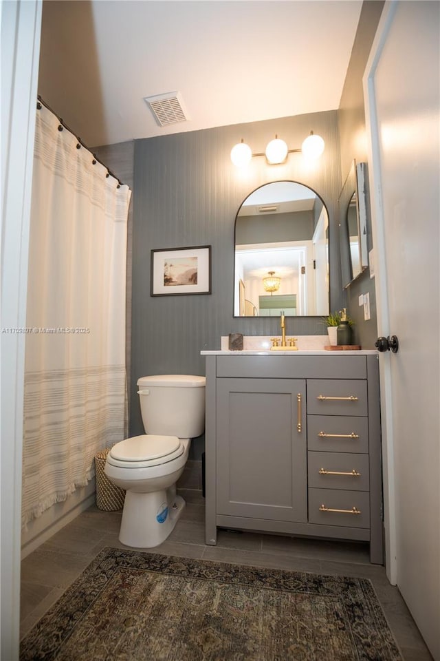 full bathroom featuring shower / bathtub combination with curtain, vanity, and toilet