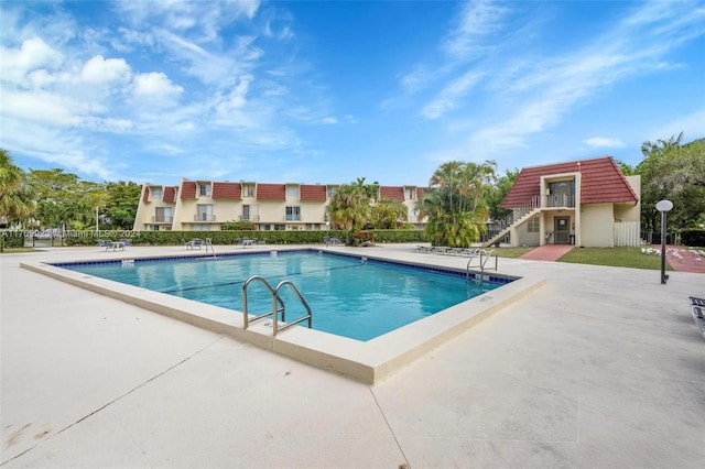 view of swimming pool featuring a patio