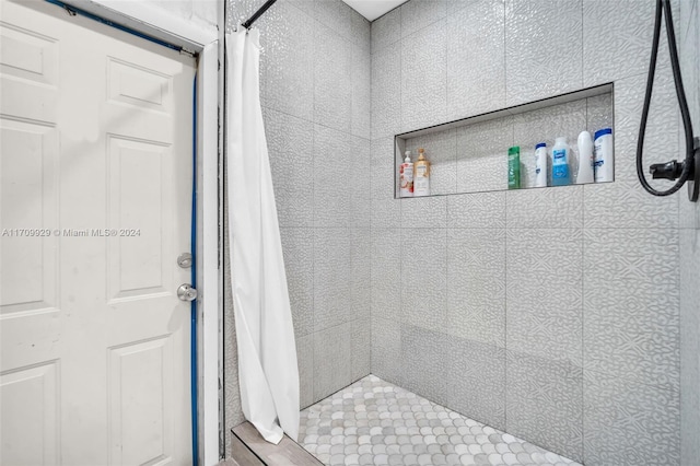 bathroom with curtained shower