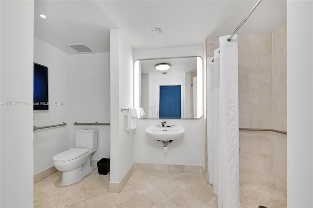 bathroom with a shower with shower curtain and toilet