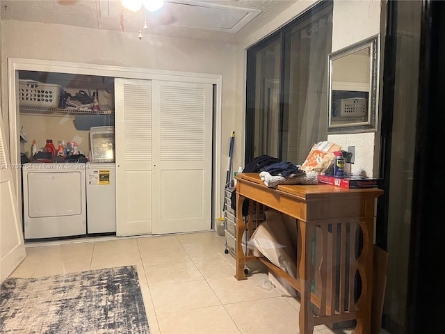 laundry room featuring washing machine and clothes dryer, ceiling fan, and light tile patterned floors