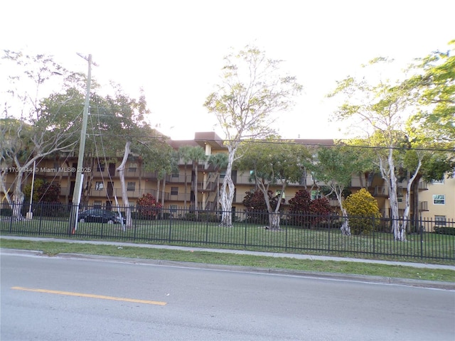 view of front of house featuring a front lawn