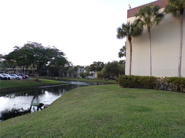 view of yard featuring a water view