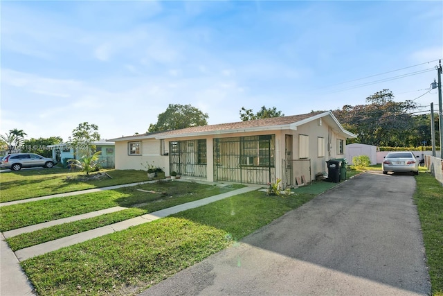 view of front of property featuring a front yard