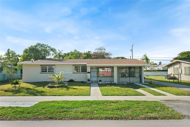 single story home featuring a front lawn