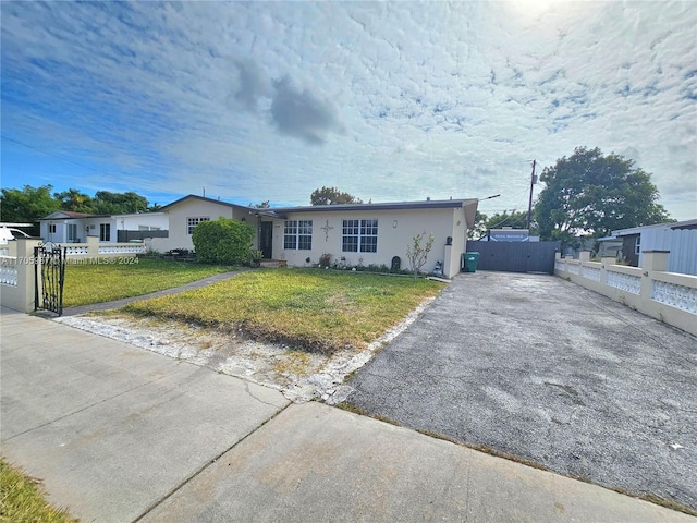 view of front of house featuring a front yard