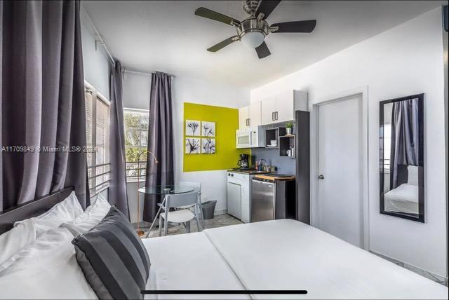 bedroom featuring ceiling fan