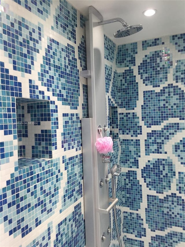 bathroom featuring a tile shower