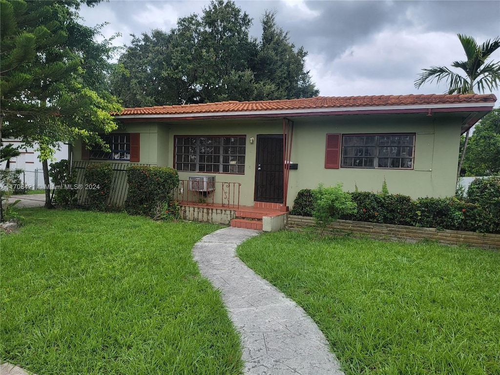 ranch-style home with a front lawn