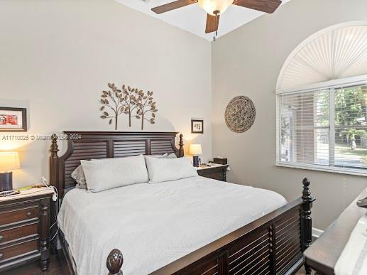 bedroom featuring ceiling fan