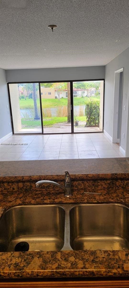 details with sink and a textured ceiling