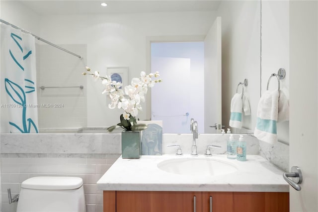 bathroom featuring a shower with curtain, vanity, and toilet