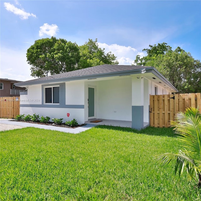 single story home with a front lawn