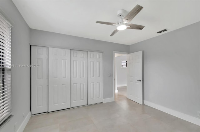 unfurnished bedroom featuring ceiling fan and a closet