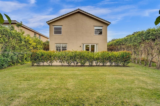 view of side of property featuring a lawn