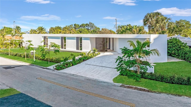 view of front of property featuring a front lawn