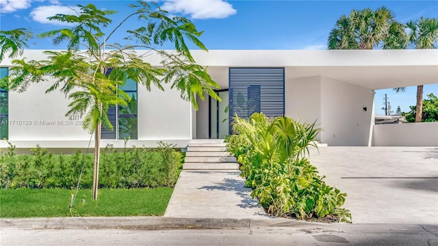 view of front of property featuring a carport