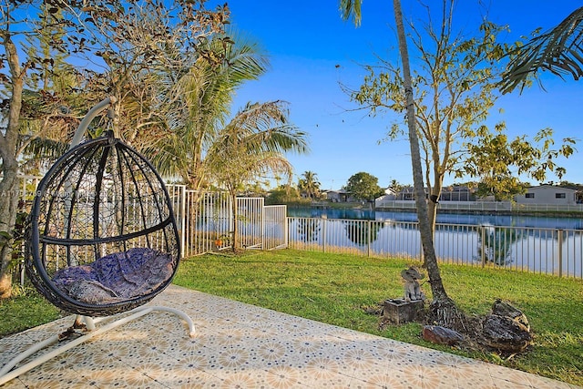 view of yard featuring a water view