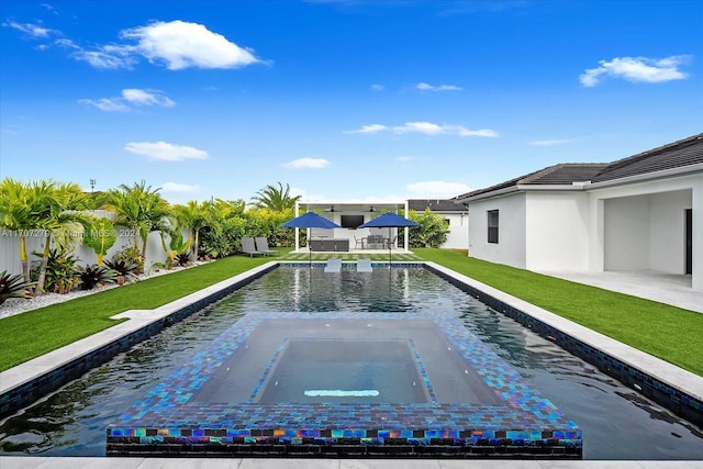 view of pool featuring an in ground hot tub and a yard